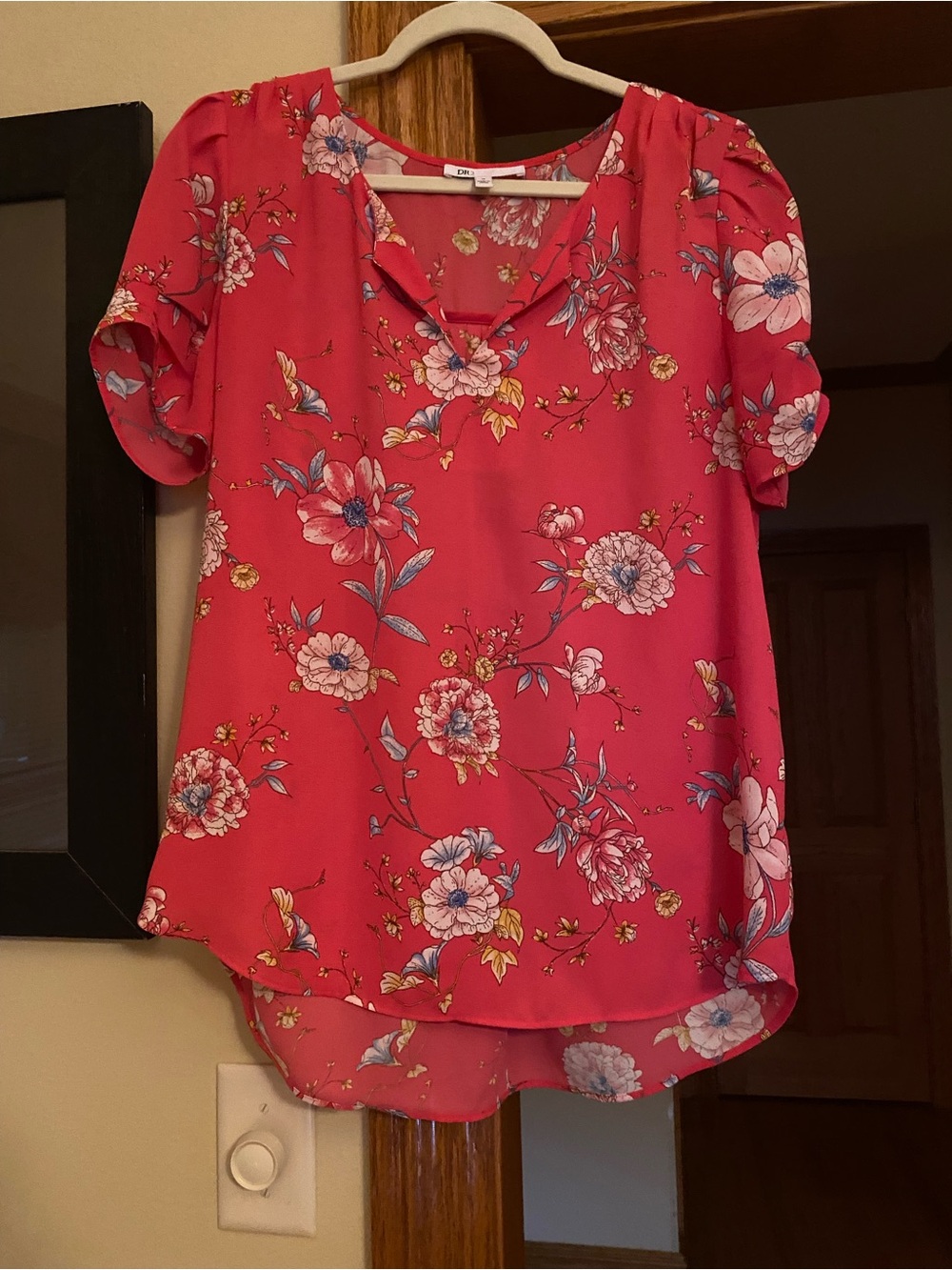 DR2 Pink Floral V-Neck Short Sleeve Blouse scoop hem size M